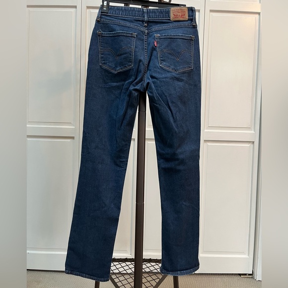 Levi’s Women’s dark wash denim. 525 style. - Picture 3 of 4